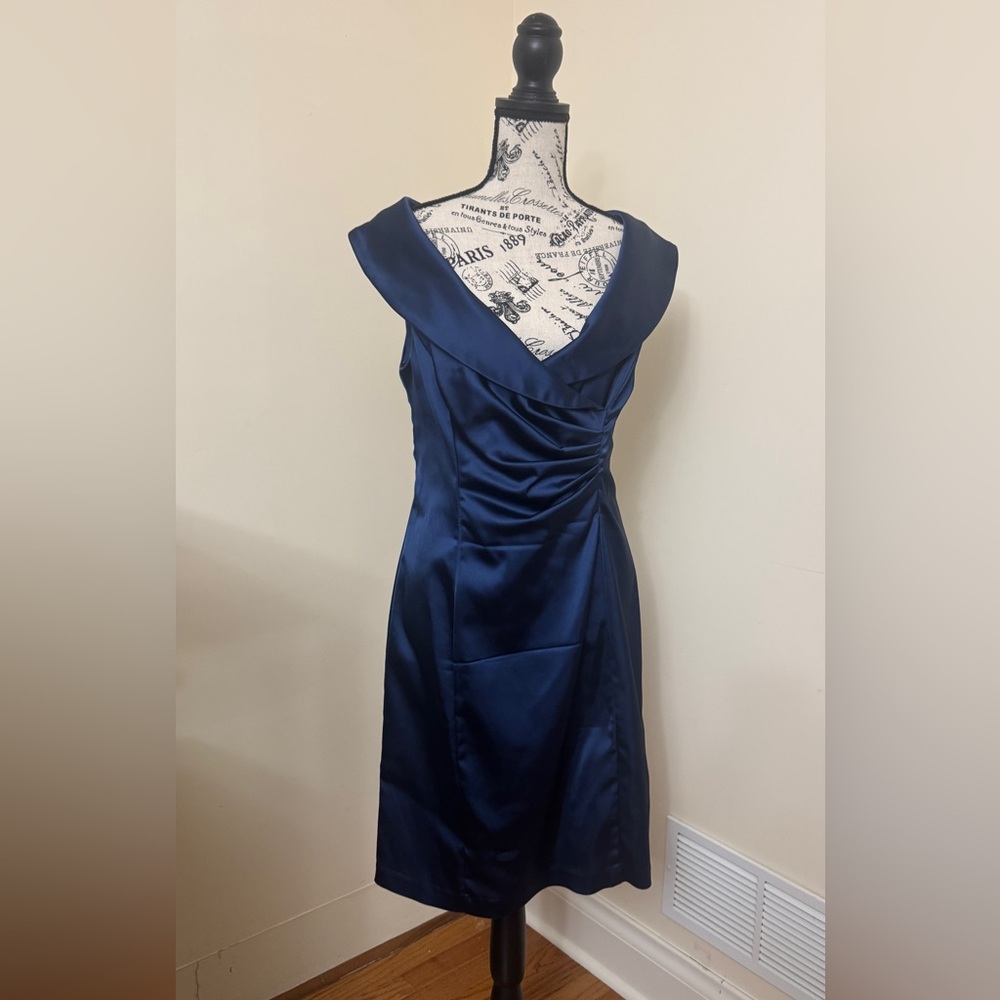 Women’s vintage satin Navy Blue Sleeveless Dress Betsy & Adam size 4